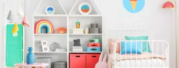 Jouets rangés dans la chambre d’enfant