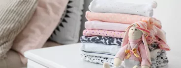 Pile de linge propre rose et gris