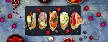 Un apérotif de toasts disposés sur une ardoise