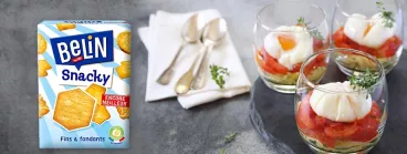 Un pack de belin snacky avec des verrines aux tomates et œufs pochés 