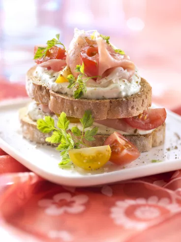 Tartine de chèvre et jambon cru avec Pelletier®