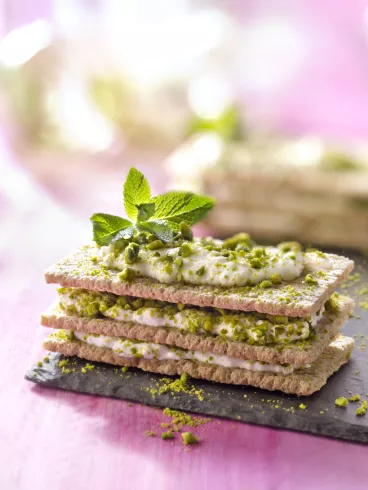 Mille-feuille de Cracotte®, faisselle au miel et pistaches
