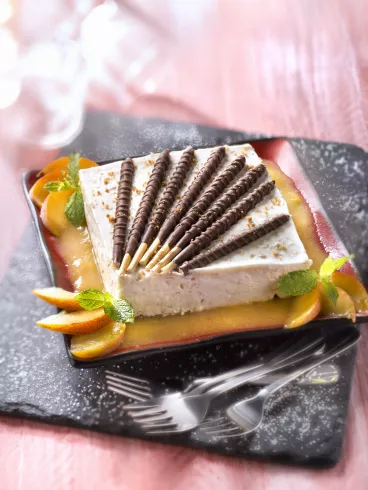 Gâteau au fromage blanc, coulis de pêche et Mikado® King Choco