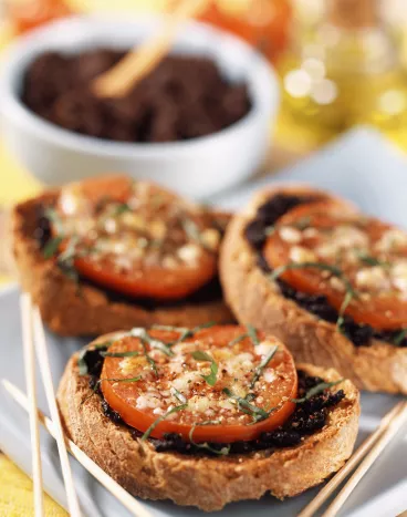 Tartines à l'ail et aux olives