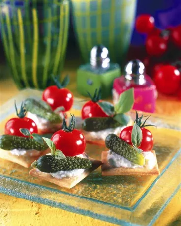 Bouchées fromagères aux cornichons avec Maille®
