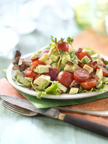 Salade d'avocats et lardons avec Maille®