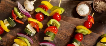 Brochettes de petits légumes au satay