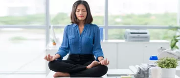 Une femme fait du yoga