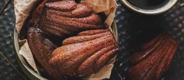 Des madeleines au chocolat Côte d’Or disposées sur une table