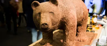 Le Salon du chocolat : la gourmandise durable Une sculpture d’ours en chocolat