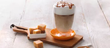 Un mocha cacao caramel beurre salé sur une table