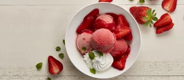 Variez les toppings* pour customiser vos plaisirs glacés ! glace a la fraise carte d'or