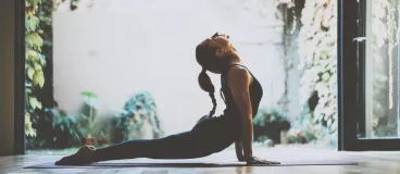 Une femme qui pratique du yoga