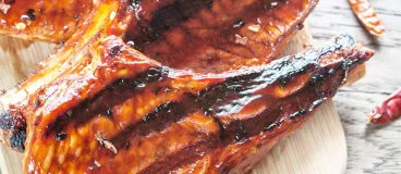 Côtelettes de porc marinées au Ketchup Amora ®, brochettes de légumes