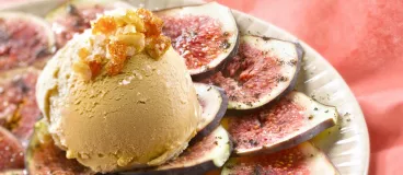 Carpaccio de figues crème glacée Carte d’Or® Caramel Fleur de Sel et éclats d’amandes caramélisés