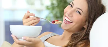 Les tendances du petit déjeuner Une femme prend son petit déjeuner