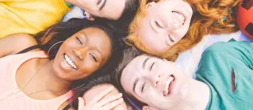 Savez-vous parler ado ? Cinq adolescents tous différents partagent un moment de complicité