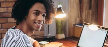 Un ado révise dans sa chambre