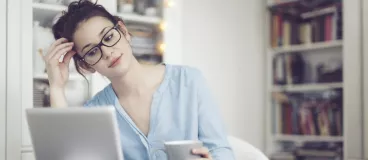 Une étudiante révise dans sa chambre