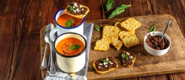 Un velouté de tomates et tapenade sur biscuits TUC