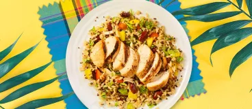 Filets de poulet à la créole, sauce au bouillon de volaille épicé, riz sauvage, dés d'ananas et de banane avec Knorr®