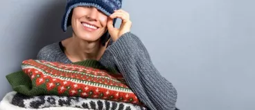 Mon pull en laine, je l’aime… jusqu’au lavage Une femme prend soin de ses pulls en laine