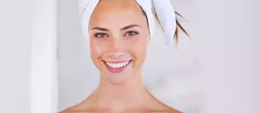 Une femme applique une routine beauté détox