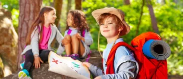 Chasse au trésor en forêt en mode petits trappeurs ! Des enfants s’amusent en forêt