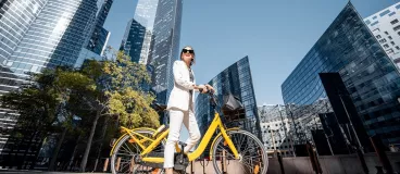 Vous êtes chaud pour le vélo ? (Vous allez l'être après cet article) femme sur vélo de ville jaune