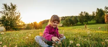 une petite fille dans un champ