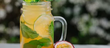 Un mocktail tropical passion-citron et menthe