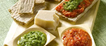 Cracotte® au caviar de poivrons rouges et pesto de roquette