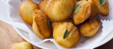 Madeleines au parmesan et à la sauge
