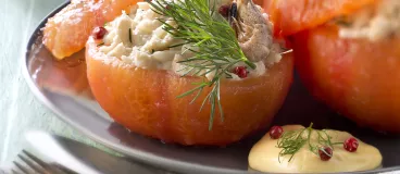 Tomates farcies au crabe, crevettes et Mayonnaise de Dijon Amora ®