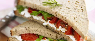 Club sandwich tomate, feta et roquette