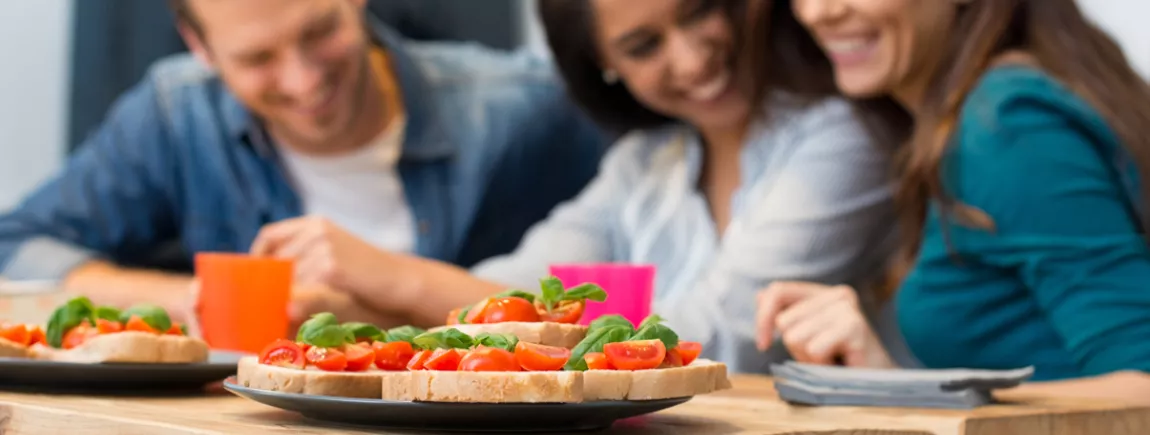 Des amis complices prennent l’apéritif.