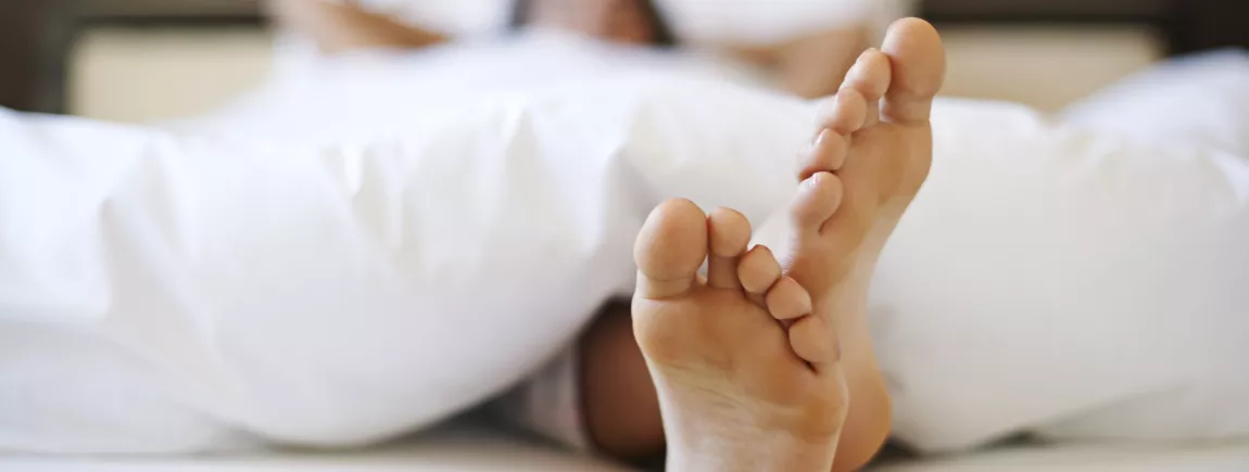 Une femme se repose dans son lit lors d'une grasse matinée.