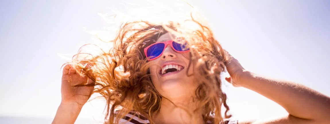 Une femme profite du soleil sur une plage