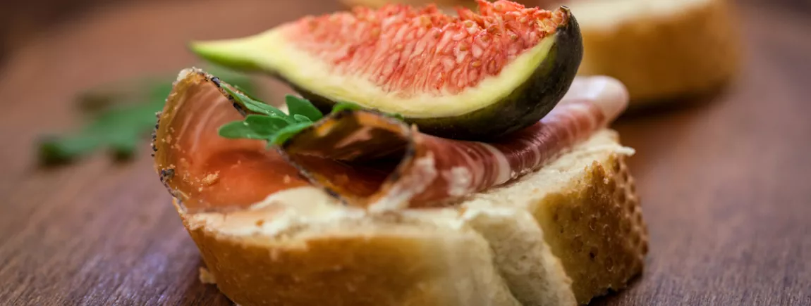 Un sandwich gastronomique aux figues et viande de grison Sandwich aux figues et à la viande de grison