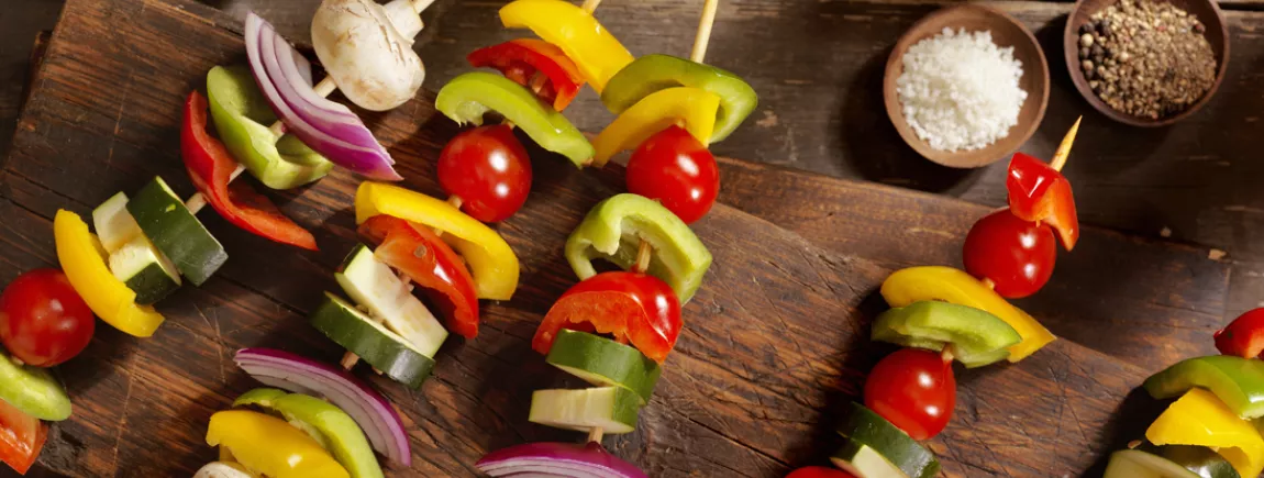 Brochettes de petits légumes au satay