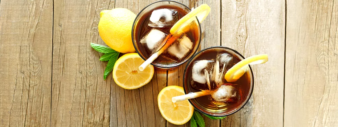 Plongez dans le thé glacé ! Deux verres de thé glacé disposés sur une table