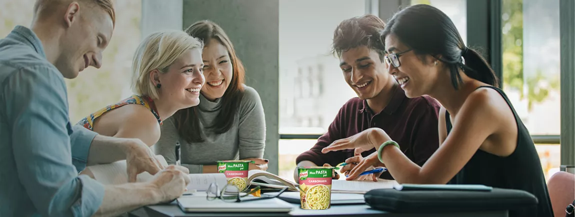 Des étudiants révisent en groupe