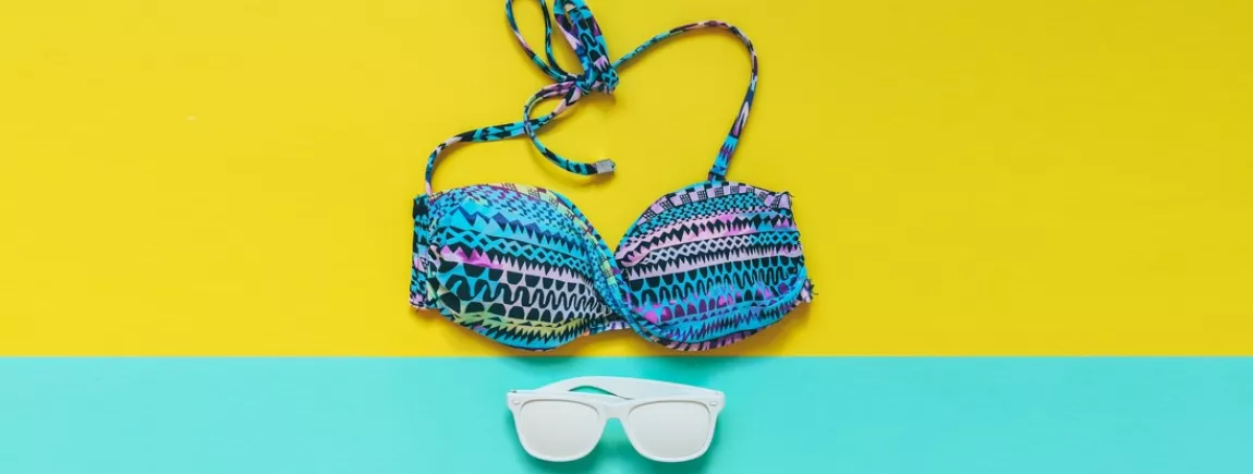 Aux petits soins de mon maillot de bain Un haut de bikini et une paire de lunettes de soleil