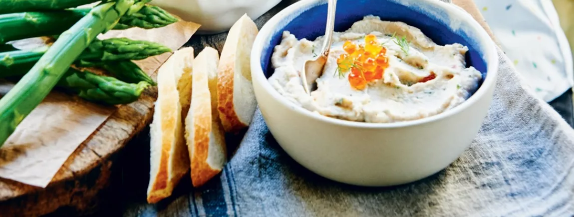 Crème d’artichaut au saumon Crème d’artichaut dans un bol avec des œufs de saumon