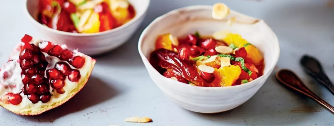 Salade d’agrumes et dattes aux amandes Salade d’agrumes et de dattes avec des amandes effilées