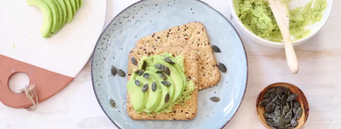 La recette facile de tartine à l’avocat pour le petit déjeuner imaginée par Annelyse avec Heudebert crackers Multi graines