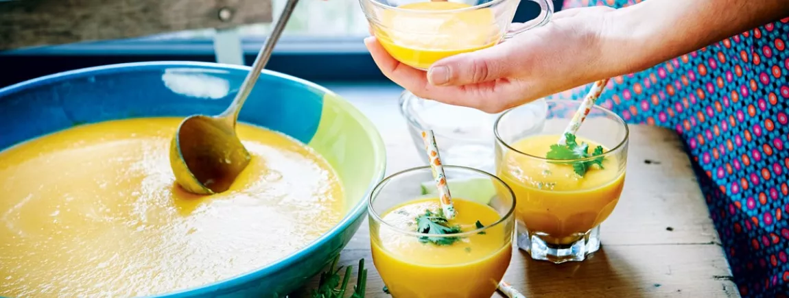 Soupe froide carotte – coco Annelyse remplit des verres de soupe froide