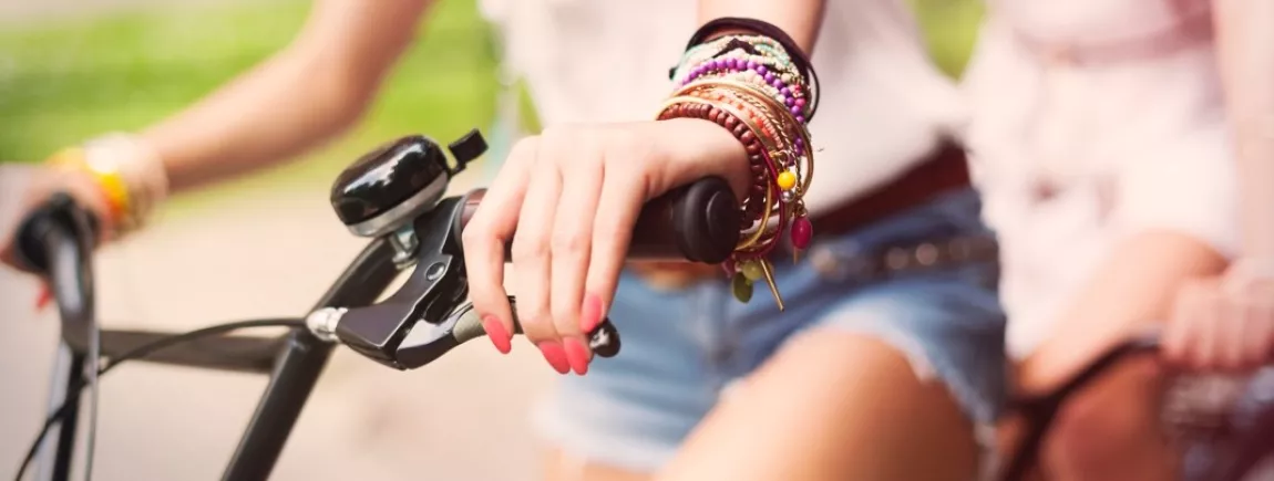 Tandem : le vélo autrement ! Deux femmes sur un tandem