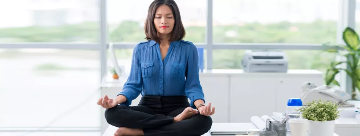 10 astuces pour être zen au bureau Une femme fait du yoga