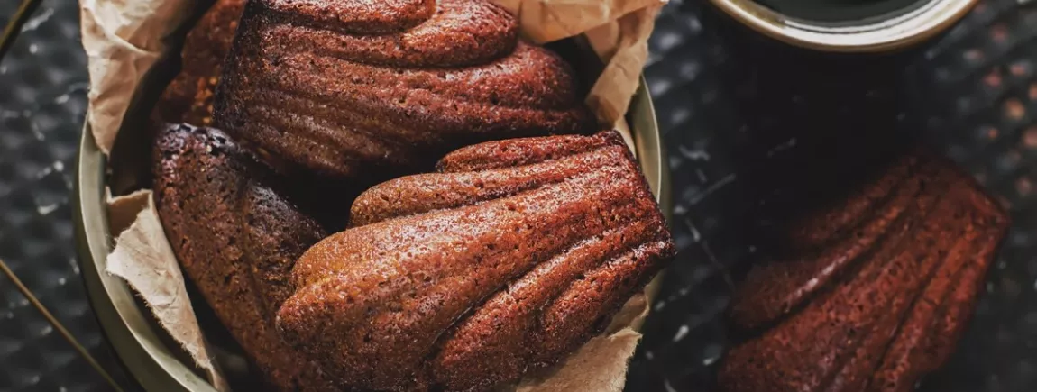 Madeleines intenses au chocolat Côte d’Or ® Des madeleines au chocolat Côte d’Or disposées sur une table